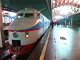 Обновленный "старый" скоростной локомотив ЭР-200 сегодня утром отправился из Петербурга в Москву