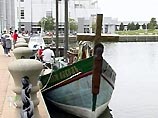 Крохотное 50-футовое судно "Святой Павел" с российским флагом газеты неизменно встречают статьями и фотографиями на первых полосах