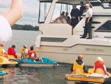 К яхте приблизилась группа детей  из находящегося неподалеку центра для инвалидов. Они были на небольших педальных лодках, и их сопровождали воспитатели. Детям передали в подарок от Папы молитвенные четки