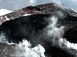 Столб газа и пара над кратером вулкана на Камчатке поднялся на высоту 600 метров 