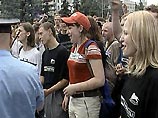 Днем около 30 активистов "Молодого фронта" провели акцию на Октябрьской площади белорусской столицы в поддержку независимой прессы