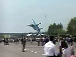 При осуществлении маневра истребитель Су-27 зацепил самолет, стоявший на стоянке, после чего начал падать во вращении
