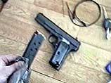 На месте происшествия  обнаружены пистолет ТТ с двумя патронами в обойме, парик, перчатки и ветровка цвета хаки