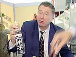 На ялуторовском вокзале Жириновский, как и по всему пути следования своего "агитпоезда", раздавал фирменные майки, водку, книги На ялуторовском вокзале Жириновский, как и по всему пути следования своего "агитпоезда", раздавал фирменные майки, водку, книги