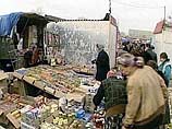 Военнослужащие пошли купить еду на местном рынке
