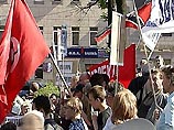 Члены НБП с флагами партии и плакатом "Калининград - русский город" митинговали около 40 минут