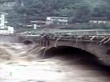 В Китае 18 человек погибли и 11 считаются пропавшими без вести в результате падения в реку пассажирского автобуса