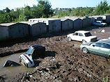 В Самаре три автомобиля утонули прямо на стоянке В Самаре три автомобиля утонули прямо на стоянке