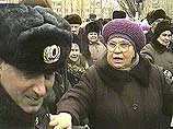 Пожилые люди с плакатами собрались на обочине Московского шоссе возле здания Главного управления соцзащиты области