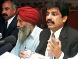 Президент Всепакистанского альянса религиозных меньшинств Шабаз Бхатти (на фото справа) потребовал незамедлительной отставки министра внутренних дел страны  Моиннудина Хайдера