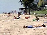 Накануне три вертолета пролетели над пляжами Барлетта так низко, что воздушная волна от них подняла в воздух вихрь песка, пляжные зонтики и контузила нескольких отдыхающих