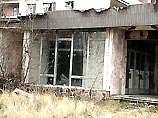 Обожженная радиацией земля, вымершие деревья, остовы зданий, снесенные поселки Тем не менее, там по-прежнему довольно много людей и они по-прежнему продолжают работать на Чернобыльской АЭС