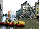 Сегодня в столице Чехии в затопленном водой районе Карлин рухнул четырехэтажный дом