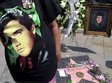 Мемориальную церемонию 25-летия со дня смерти Пресли посетило 35 тыс человек Мемориальную церемонию 25-летия со дня смерти Пресли посетило 35 тыс человек