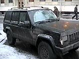 Как только милицейские автомобили стали блокировать "Мерседес", следовавший сзади джип "Чероки" пошел на таран машины оперативников. Как только милицейские автомобили стали блокировать "Мерседес", следовавший сзади джип "Чероки" пошел на таран машины оперативников.