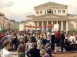 27 июня около двухсот активистов "Идущих вместе" провели акцию протеста перед зданием Большого театра - "Сороковины по Большому театру"