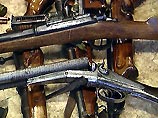 Среди экспонатов была, например, самодельная однозарядная винтовка калибра 5,6 миллиметров, с глушителем и приставным прикладом.