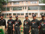 Сотрудники пакистанскго спецподразделения охраняют школу
