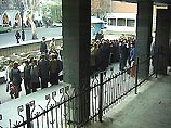 Со вчерашнего дня сотни людей выстроились в очередь у консульства России в Тбилиси, ожидая оформления документов на въезд в РФ