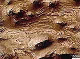 По их словам, на новых снимках поверхности Марса отчетливо видны осадочные отложения, которые могли возникнуть только в результате оседания частиц на дне водоемов