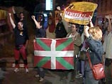 Активисты "Батасуны", уходя, выкрикивали лозунги: "Да здравствует демократия!", "Батасуна победит!", "Испанцы - фашисты"