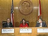 Сегодня днем канцелярия суда в столице Флориды Таллахасси должна получить все материалы от юристов, представляющих позиции республиканца Джорджа Буша-младшего и демократа Альберта Гора