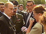 Затем Владимир Путин подошел к матерям и женам погибших десантников