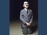 Нацистский лидер стоит в медитативно-молитвенной позе на коленях со сцепленными замком на животе кистями рук
