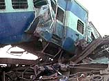 В Индии в ночь на вторник произошла крупная железнодорожная катастрофа