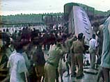 В результате крушения поезда в Индии погибли более 150 человек, 200 ранены