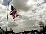 В Канберре ровно в полночь военно-морской пехотинец приспустил американский флаг перед посольством США