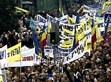 Около 15 тысяч человек, по оценке правоохранительных органов, собрались в понедельник на Европейской площади в Киеве Около 15 тысяч человек, по оценке правоохранительных органов, собрались в понедельник на Европейской площади в Киеве