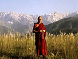 Далай-лама бежал из Тибета после неудачного восстания лам 1959 года, подавленного военной силой. Вместе с ним через высокогорные гималайские перевалы в Индию перебрались тысячи его последователей