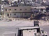 Израильские подразделения спецназа и танки вошли накануне на территорию правительственного комплекса "Муката" в Рамаллахе