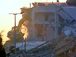 В настоящее время военные при помощи специальной техники разрушают стену здания на уровне третьего этажа, где находятся спальня Арафата