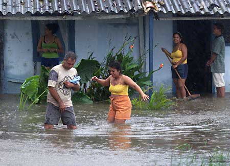 Около 10 тысяч жилых домов пострадали на Кубе от урагана "Исидора"