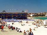 Погром учинен в районе известного сиднейского пляжа Бондай Бич, где расположены популярные бары и рестораны