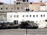 Они побывали в полуразрушенной, окруженной израильскими танками резиденции Ясира Арафата "Муката" и побеседовали с главой разведслужбы