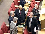 За закон о государственном флаге РФ проголосовали 342 депутата, против 21. За закон о государственном гербе РФ проголосовали 343 депутата, против 19, воздержались три депутата За закон о государственном флаге РФ проголосовали 342 депутата, против 21. За закон о государственном гербе РФ проголосовали 343 депутата, против 19, воздержались три депутата