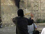 Палестинцы, пришедшие помолиться к мечети Аль-Акса, закидали камнями представителей иерусалимской полиции, следивших за порядком, а те обстреляли протестовавших резиновыми пулями