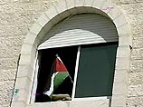 Под сильнейшим американским давлением правительство страны приняло решение вывести войска из города и снять блокаду резиденции Арафата
