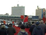 Активисты коммунистических общественных организаций в пятницу рано утром провели у здания Правительства РФ акцию...