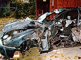 В Петербурге Mercedes разорвало на две части В Петербурге Mercedes разорвало на две части