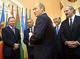 Путин отмечает юбилей не в кругу семьи, а в Кишиневе, на саммите СНГ, где он принимает поздравления от президентов стран СНГ
