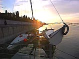 В Саратове из-за сильного ветра, порывы которого достигали 30 метров в секунду, пришлось приостановить регату "Великая Волга". Яхты буквально разметало по воде: затонули 6 яхт, одну - до сих пор ищут