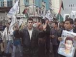 Сегодня на спорных арабо-израильских территориях начались массовые демонстрации палестинцев, сообщает агентство AFP. К маршам протеста призвал свой народ лидер ООП Ясир Арафат, решивший, что палестинцы должны таким образом отпраздновать 13-ую годовщину на