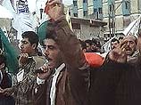 Возбужденные палестинцы шли по улицам Газы, размахивая автоматами и ножами. На лицах нескольких сотен протестующих были надеты черные маски - знак того, что они участвуют в вооруженной борьбе с Израилем
