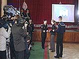 Сегодня в зале Адмиралтейства родственникам погибших моряков с подлодки "Курск" вручали воинские награды, присвоенные посмертно членам экипажа. Государственные награды своих сыновей, братьев, мужей и родителей получили родственники 13 моряков-петербуржцев Сегодня в зале Адмиралтейства родственникам погибших моряков с подлодки "Курск" вручали воинские награды, присвоенные посмертно членам экипажа. Государственные награды своих сыновей, братьев, мужей и родителей получили родственники 13 моряков-петербуржцев