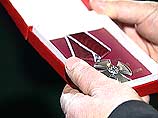 Сухая официальная формулировка президентского указа от 26 августа 2000 года гласит: "За мужество и отвагу, проявленные при исполнении воинского долга, наградить орденом "Мужества" посмертно