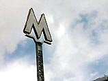 На станции метро "Академическая" человек упал на рельсы На станции метро "Академическая" человек упал на рельсы